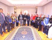 وزيرة التضامن الاجتماعي تكرم إدارة الإعلام كأفضل فريق عمل بالوزارة
