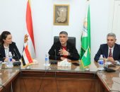 محافظ الجيزة يقدم مساعدات مالية لحالات مرضية بالتعاون مع مؤسسات المجتمع المدني