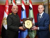 الفريق أول / عبدالمجيد صقر القائد العام للقوات المسلحة وزير الدفاع والإنتاج الحربى يلتقى أعضاء لجنة الدفاع والأمن القومى بمجلس الشيوخ .