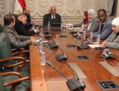 وزير العمل يعقد اجتماعًا للتوسع في تنفيذ “اتفاقية الفحص المهني” مع السعودية.