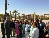 محافظ أسوان يوزع الهدايا الفرعونية على أعضاء فوج سياحى من دولة الهند الصديقة وسط إشادة منهم بالأمن والأمان وحالة النظافة العامة بالمحافظة