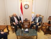 نائب رئيس الوزراء للتنمية الصناعية وزير الصناعة والنقل  يبحث مع محافظ كربلاء  الاستفادة من خبرات الشركات المصرية في مجالات النقل الحضري وتكنولوجيا المعلومات وإنشاء مشروعات النقل الجماعي الحديثة ومشروعات البنية التحتية بالعراق الشقيق
