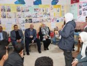 محافظ بني سويف يتابع انتظام سير العملية التعليمية ..ويستمع لآراء وانطباعات الطلاب حول  نظام التقييم الأسبوعي