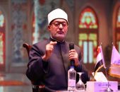 في محاضرة له بجامعة عين شمس.. فضيلة المفتي يؤكِّد: “الحكم على الدين من خلال تصرفات المنتسبين إليه ظلم بيِّن”.