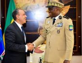 وزير الخارجية والهجرة يلتقي مع الرئيس الجابوني خلال زيارته إلى ليبرفيل