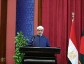 رئيس جامعة الأزهر يلقي كلمة ترحيبية برئيس حكومة بنجلاديش، ويؤكد: محاضرة الدكتور محمد يونس في رحاب الأزهر الشريف تعكس عمق التعاون العلمي والإنساني بين الأزهر الشريف وبنجلاديش