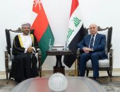 نائب رئيس مجلس الوزراء ووزير الخارجية يستقبل نظيره العُماني ويبحث تعزيز العلاقات الثنائية