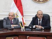 وزير العمل يُسلم 25 عقد عمل لذوي همم