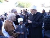 شيخ الأزهر يوقف مراسم افتتاح معهد أزهري ويجبر بخاطر طفل أقصري ويستمع إلى قصيدته