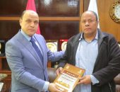 محافظ كفرالشيخ يُسلّم 19 عقد تقنين أراضي أملاك دولة للمستفيدين من المواطنين.. «إنتهينا من تسليم 1159 عقد.. تسهيلات غير مسبوقة فى السداد»