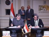وزير الكهرباء والطاقة المتجددة، ورئيس الهيئة العربية للتصنيع يشهدان توقيع عقد إنشاء مشروع صناعي مشترك للألواح الشمسية بين العربية للتصنيع وكبرى الشركات السويدية.