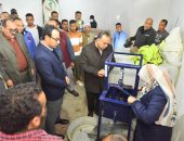 محافظ أسيوط يرافقه أساتذة كلية التربية النوعية يتفقدون ورش الحرف اليدوية ومنتجات البيئة المحلية بالفتح وساحل سليم لتطوير المنتجات وإضفاء قيمة مضافة عليها