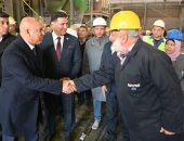 نائب رئيس مجلس الوزراء للتنمية الصناعية وزير الصناعة والنقل يتفقد سير العمل وخطوط الإنتاج بشركة النصر للمسبوكات ويلتقي العاملين بالشركة وسط هتافات العمال تحيا مصر تحيا مصر تحيا مصر