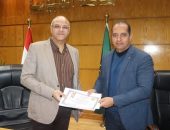 محافظ القليوبية يكرم المتميزين في مشروع صقر 141 والذي نفذته المحافظة بالتعاون مع قوات الدفاع الشعبي والعسكري لمجابهة الازمات والكوارث