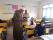 فضيلة الدكتور عبد الناصر شهاوي، رئيس الإدارة المركزية لمنطقة كفر الشيخ الأزهرية؛  يتابع لسير امتحانات النقل الثانوي، في يومها الثاني، من داخل لجان معهد فتيات كفر الشيخ النموذجي الثانوي