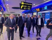 وزير الطيران المدني في جولة تفقدية لمطار القاهرة الدولي ويهنئ العاملين في مختلف مواقع العمل بالمطار.