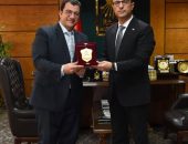 الدكتور المنشاوي يكرّم المستشار القانوني السابق لجامعة أسيوط تقديرًا لجهوده المخلصة