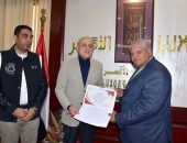 يوم الوفاء بمحافظة الأقصر…محافظ الأقصر يكرم قيادات سابقة… وطالبة براعم مصر الرقمية