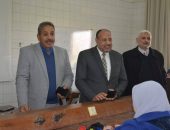 نائب رئيس جامعة الأزهر للوجه القبلي يتفقد لجان  الامتحانات بكليتي العلوم بنين وبنات بأسيوط