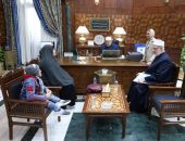 فضيلة الإمام الأكبر شيخ الأزهر الشريف يلتقي السيدة زينب الشربيني ويشيد بصبرها وتفانيها في خدمة ابنها