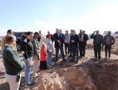 محافظ أسوان يتابع ميدانياً أعمال ربط الخط الجديد لتغذية حى الإسكان المتميز ، وبدء ضخ المياه للمناطق الواقعة على طريق السادات