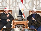 وزير الأوقاف يستقبل الشاب محمود نجاح أبو زينة «صاحب واقعة القطة الشهيرة»