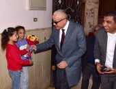 محافظ الاقصر يقدم التهاني لأطفال الجمعيات بمناسبة عيد الميلاد المجيد