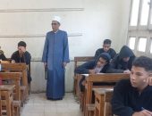 رئيس الإدارة المركزية لمنطقه القاهرة الأزهرية  يتابع إمتحانات النقل الثانوى بمعاهد إدارة جنوب.