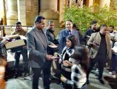 رئيس مدينة الأقصر يوزع الهدايا والحلوى على المواطنين أمام الكنائس بمناسبة عيد الميلاد المجيد