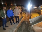 ‫ تنفيذاً لتكليفات وزير الإسكان: رئيس جهاز الشروق يتابع ليلاً أعمال استكمال الأرصفة والجُزر بالمحور الشرقي بالمدينة