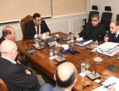 وزير الإسكان يعقد اجتماعاً مع شركات المقاولات العاملة ومسئولي مشروع تطوير موقع التجلى الأعظم