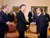 وزير الخارجية والهجرة يستقبل مستشار الأمن القومي البريطاني