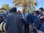 محافظ الأقصر يطمئن المواطنين بالعمل علي عودة ضخ المياه للمنازل .. ويتابع اصلاح خط طرد صرف صحي بنجع الحمزية بالحبيل