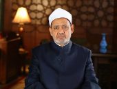 تحمل ابنها يوميًّا لكليته حرصًا على استكمال تعليمه…فضيلة الإمام الأكبر شيخ الأزهر الشريف يوجِّه برعاية حالة الأم الملهمة “زينب الشربيني” وتوفير الرعاية الصحية لابنها