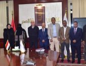 محافظ الأقصر يشهد توقيع عقود المجمعات الصناعية الحرفية بإسنا