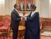 وزير الخارجية والهجرة يلتقي مع نائب رئيس الوزراء لشئون مجلس الوزراء بسلطنة عُمان