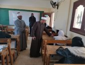 رئيس أزهر الوادي الجديد يتابع امتحانات النقل الثانوي بمعاهد إدارة الفرافرة