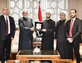 بعد طعنه وتنازله عن تعويض مليون جنيه.. وزير الأوقاف يكرم الشيخ جمال إبراهيم إمام مسجد بالمنوفية