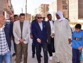 محافظ الأقصر يتفقد أعمال تركيب بلاط الإنترلوك بالشوارع الفرعية بمدينة الأقصر