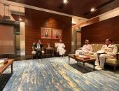 وصول وزير الخارجية والهجرة إلى العاصمة العمانية مسقط