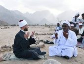 وزير الأوقاف يلتقي أبناء الوطن الكرام في جبل علبة في حلايب ويصلي معهم العصر