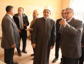 رئيس جامعة الأزهر يتابع أعمال التجميل بحدائق الحرم الجامعي ويلتقي عمال النظافة