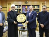 في زيارة فضيلته لجامعة المنصورة: رئيس الجامعة يستقبل فضيلة المفتي ويهديه درع الجامعة