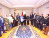 وزيرة التضامن الاجتماعي تكرم الإدارة العامة للتسويق والمعارض لتميزهم خلال شهر ديسمبر