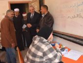 محافظ الغربية يتابع سير امتحانات الأزهر ويشيد بالتنظيم المتميز في اللجان