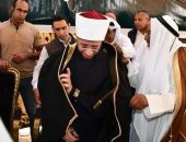 في تقليد تراثي جميل.. مشايخ حلايب يهدون وزير الأوقاف “السيف والعصا”