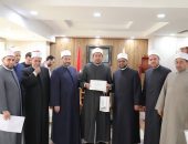 أمين «البحوث الإسلامية» يكرِّم عددًا من مديري التوجيه بمناطق وعظ الجمهورية