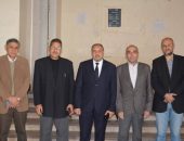 نائب رئيس جامعة الأزهر  يتفقد امتحانات كليتي الطب والصيدلة بنين وبنات بأسيوط ويشيد بانضباط اللجان