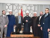 وزير الأوقاف يكرِّم مدير مكتب رئيس الإدارة المركزية لشئون مكتب الوزير بعد رحلة حافلة من العطاء