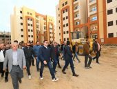 في زيارة مفاجئة: وزير الإسكان يتابع موقف مشروعات الإسكان وتسليم الوحدات السكنية لمستحقيها والخدمات والمرافق بمدينة العبور الجديدة
